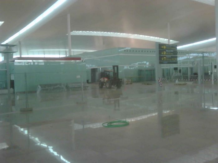 Aeropuerto Barcelona T1 — instalaci&oacute;n de vidrio t&eacute;cnico por GRUPO glasscor